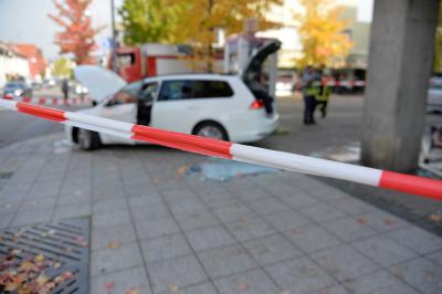Frau verwechselt Gas und Bremse und rast in Schaufensterscheibe in Wendlingen